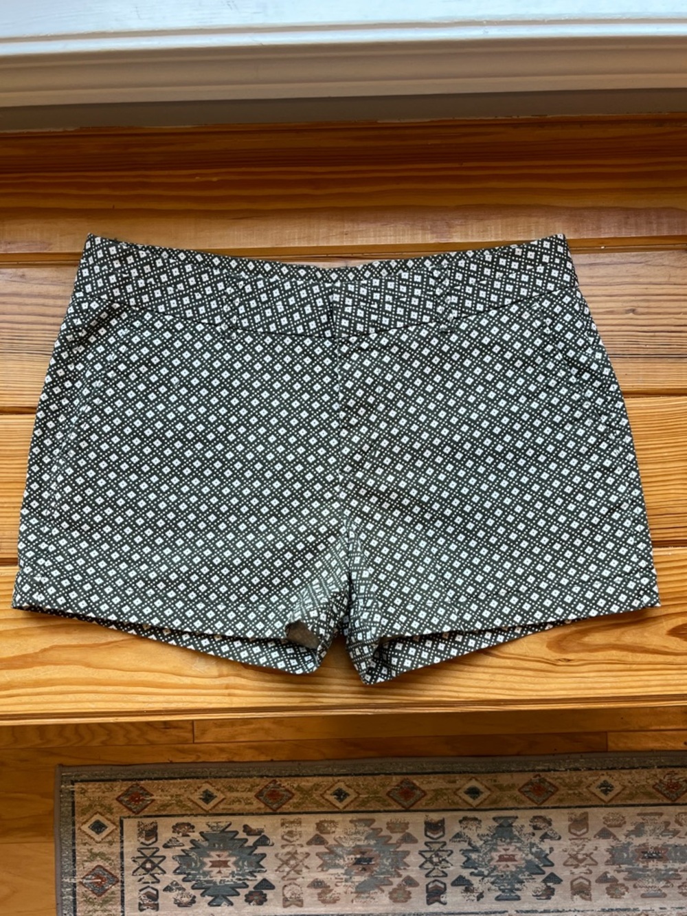 GAP Grey and White Diamond-Print City Women’s Shorts